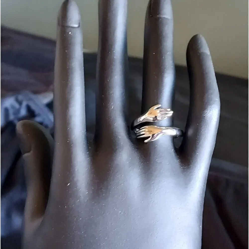 SILVER HUG ME TIGHT RING